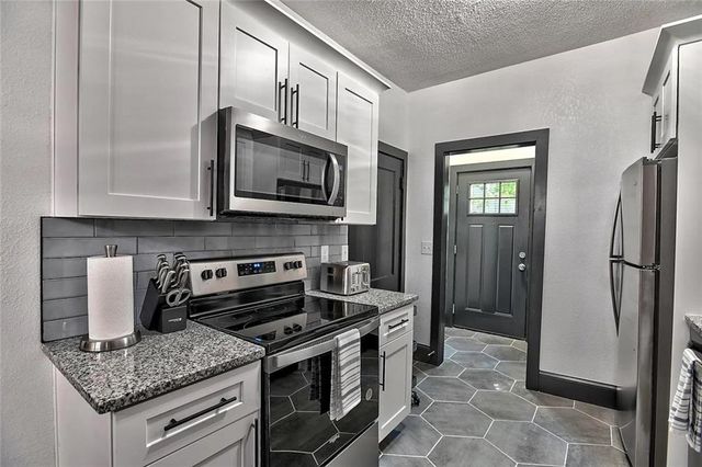 703 E 43rd Street, Kansas City, MO 64110