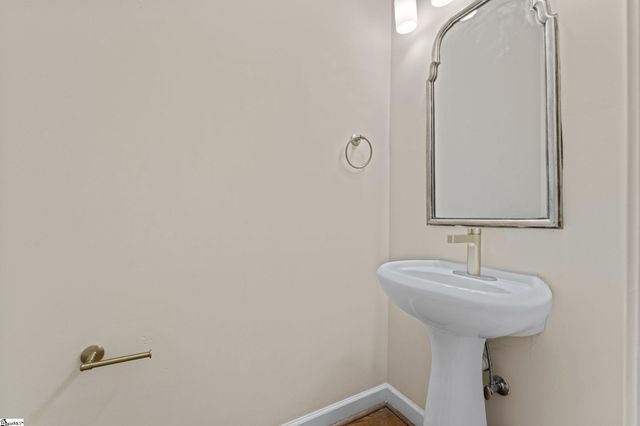 7 Hickory Hollow Court, Greenville, SC 29607