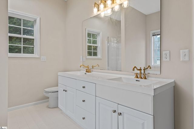 7 Hickory Hollow Court, Greenville, SC 29607