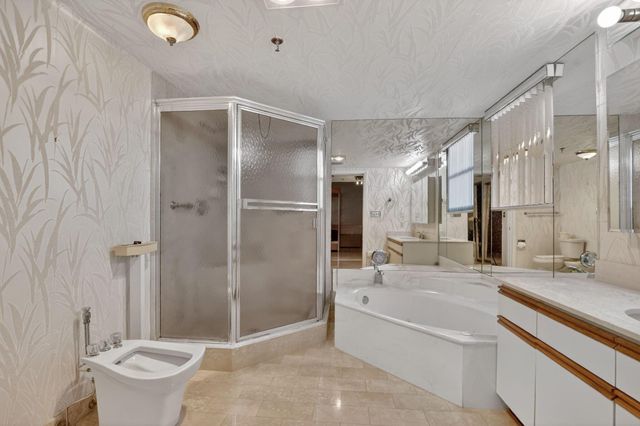 7564 Regency Lake Drive 701, Boca Raton, FL 33433