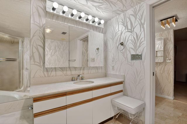 7564 Regency Lake Drive 701, Boca Raton, FL 33433