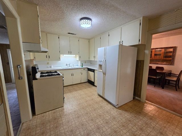 215 Woodard Avenue, Cleburne, TX 76033
