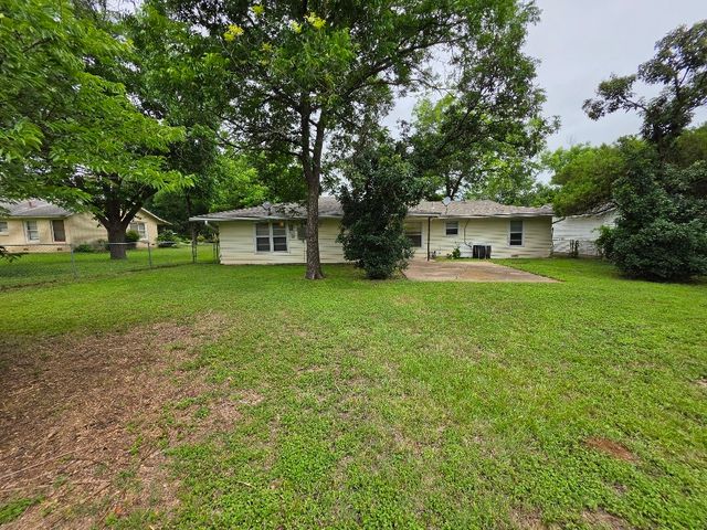 215 Woodard Avenue, Cleburne, TX 76033