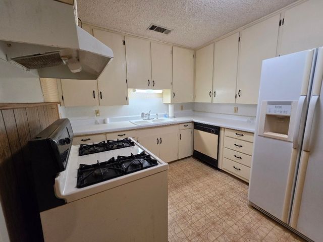 215 Woodard Avenue, Cleburne, TX 76033