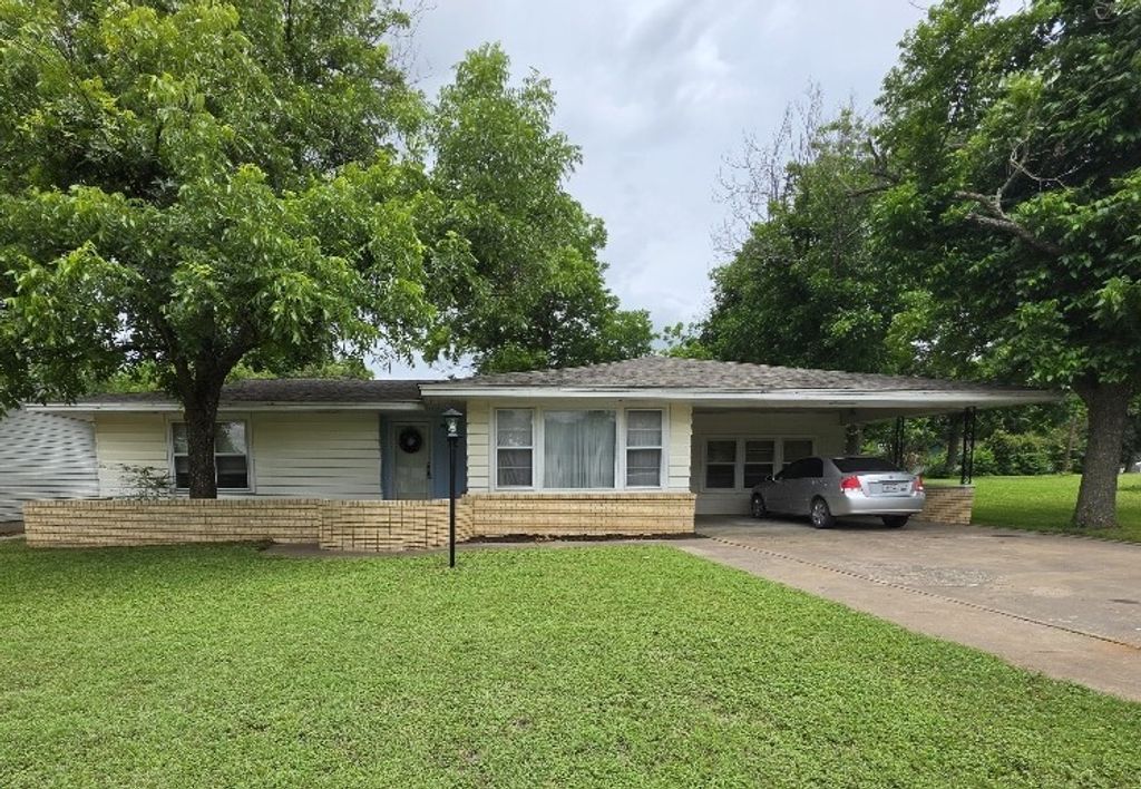 215 Woodard Avenue, Cleburne, TX 76033