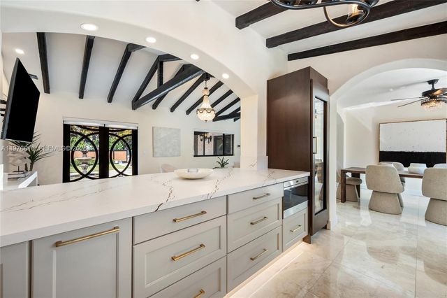 5135 Alton Rd, Miami Beach, FL 33140