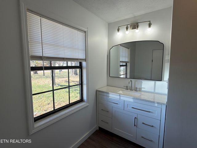 328 Peach Orchard Rd, Clinton, TN 37716