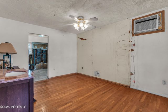 975 S Concourse, Keyport, NJ 07735