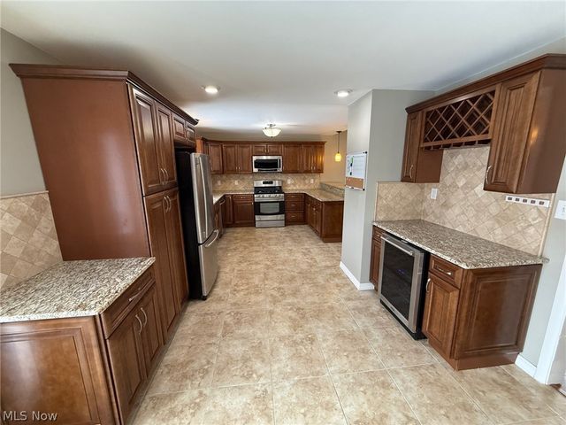 2021 Aldersgate Drive, Lyndhurst, OH 44124