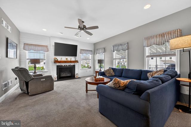 34 FURLONG RD, Douglassville, PA 19518