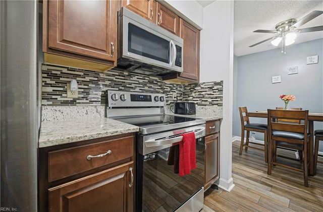 562 Candle Ln Apt 103, Newport News, VA 23608