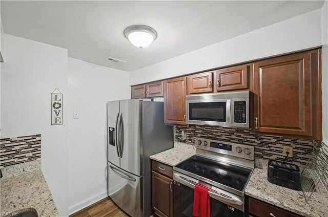 562 Candle Ln Apt 103, Newport News, VA 23608