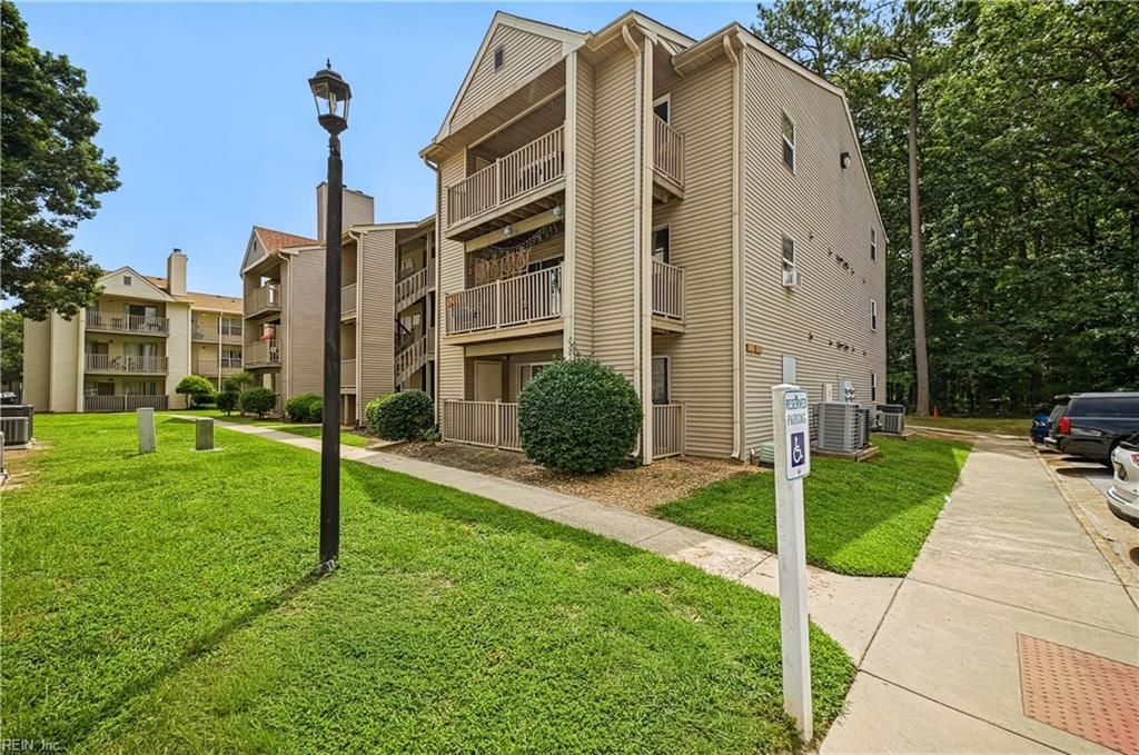 562 Candle Ln Apt 103, Newport News, VA 23608