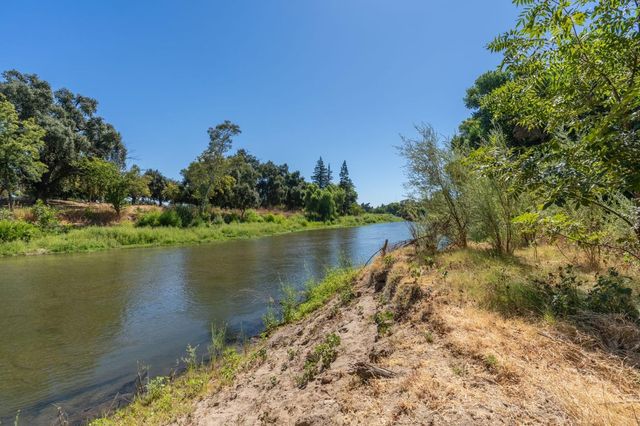 1305 River Rd, Modesto, CA 95351