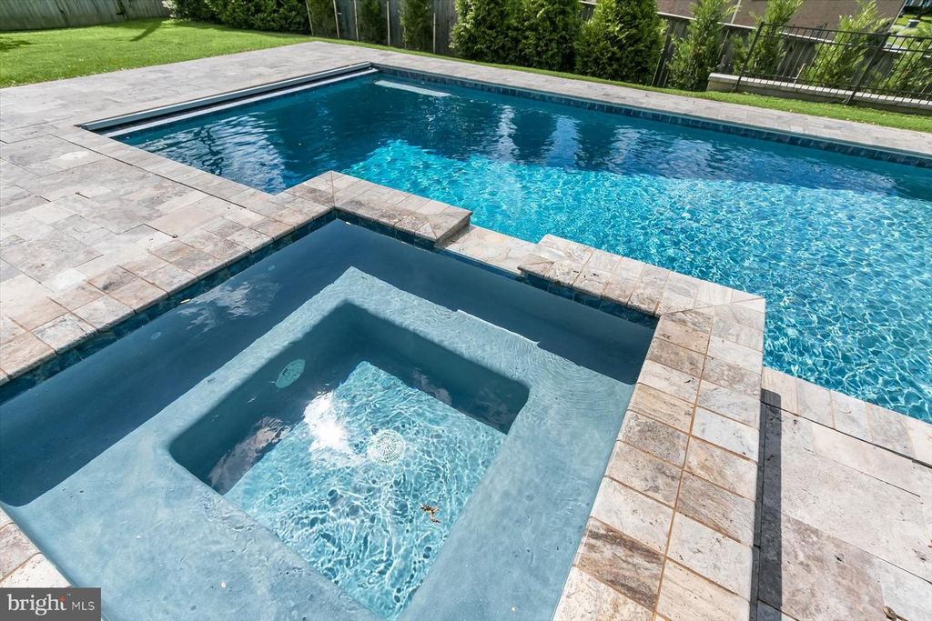 Image 3 of property listing at 11000 LUXMANOR ROAD, North Bethesda, MD 20852