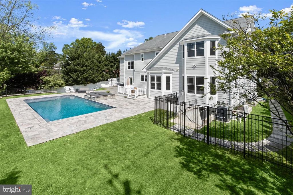Image 4 of property listing at 11000 LUXMANOR ROAD, North Bethesda, MD 20852
