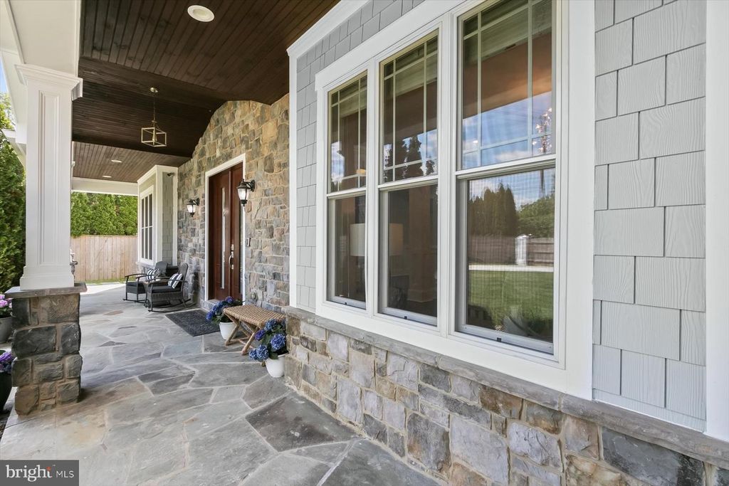 Image 5 of property listing at 11000 LUXMANOR ROAD, North Bethesda, MD 20852