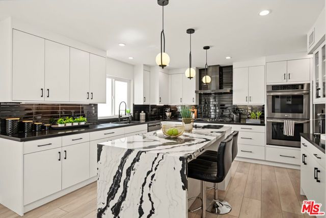 21490 Arcos Drive, Woodland Hills (los Angeles), CA 91364