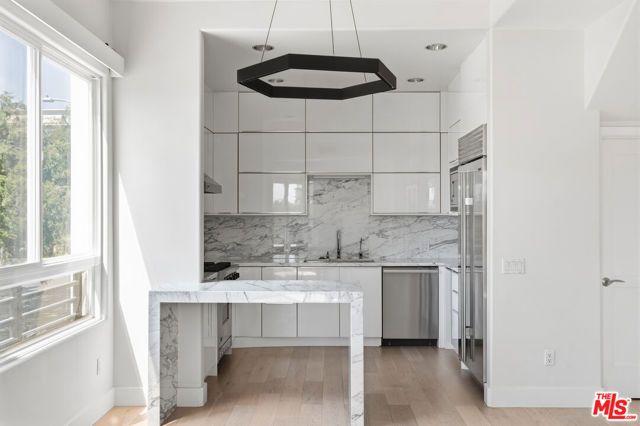 438 Arnaz Drive 106, Los Angeles, CA 90048