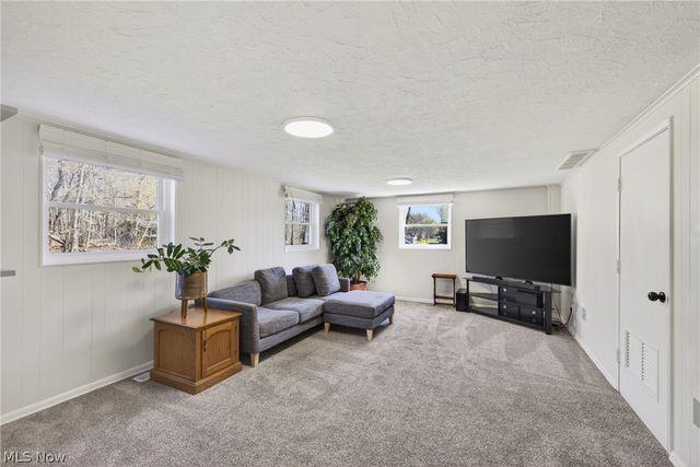 2058 Scenic Way, Akron, OH 44312