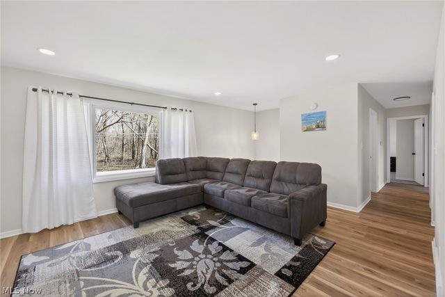 2058 Scenic Way, Akron, OH 44312