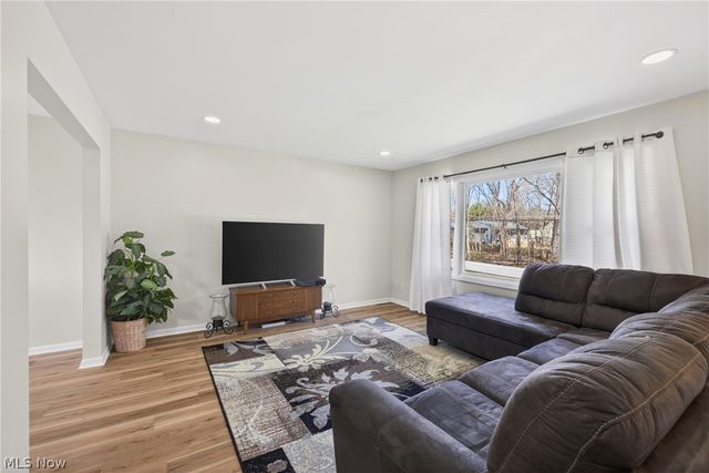 2058 Scenic Way, Akron, OH 44312