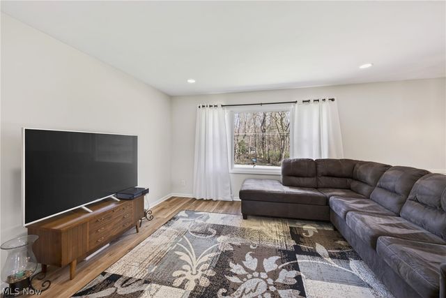 2058 Scenic Way, Akron, OH 44312