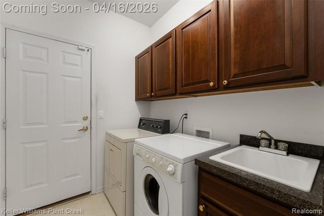 1685 Maple Creek Court, Rochester, MI 48306