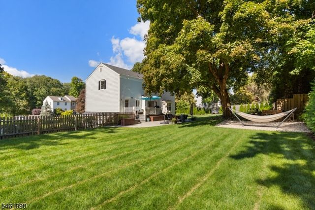 13 Larch Dr, Chester Boro, NJ 07930