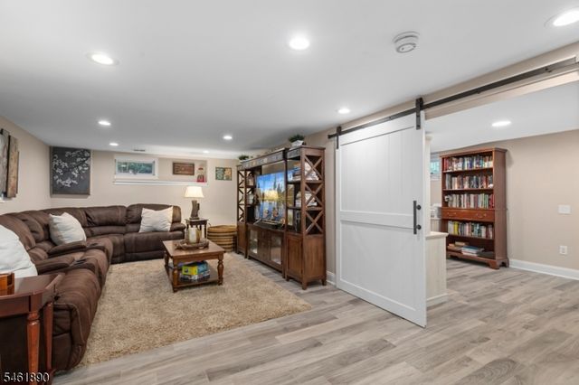 13 Larch Dr, Chester Boro, NJ 07930