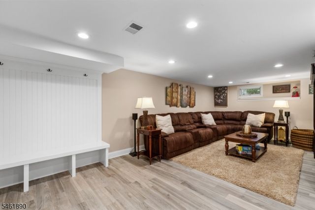 13 Larch Dr, Chester Boro, NJ 07930