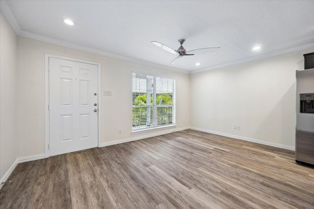 300 Pecore Street 26, Houston, TX 77009