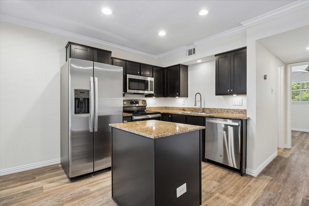 300 Pecore Street 26, Houston, TX 77009