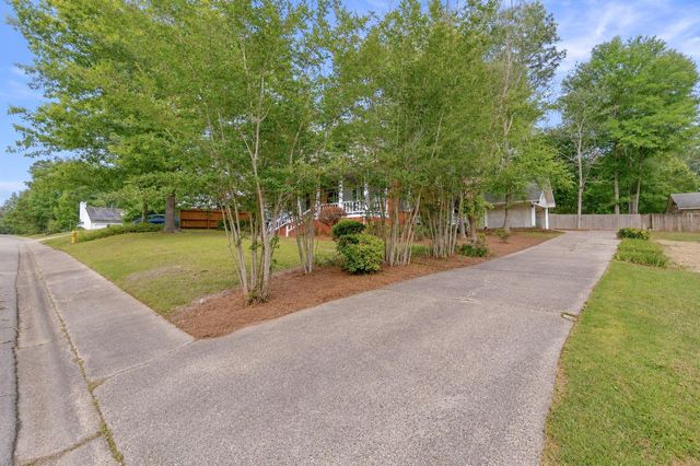 207 Kensington Dr., Hattiesburg, MS 39402