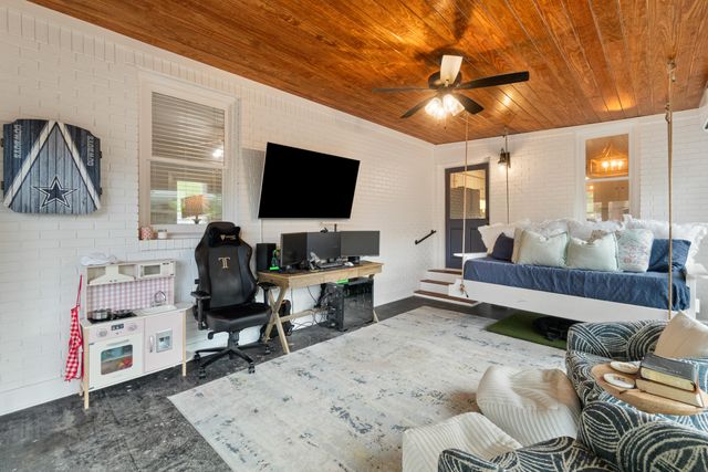 207 Kensington Dr., Hattiesburg, MS 39402