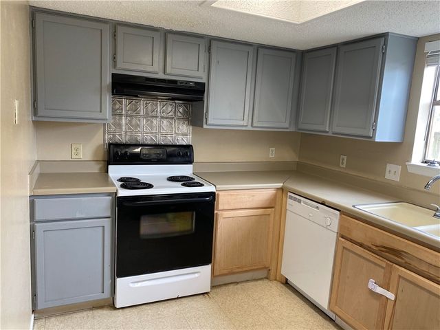 2410 Capitan Dr, Corpus Christi, TX 78414