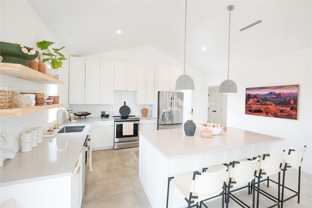 4 Shilo CIR, Wimberley, TX 78676
