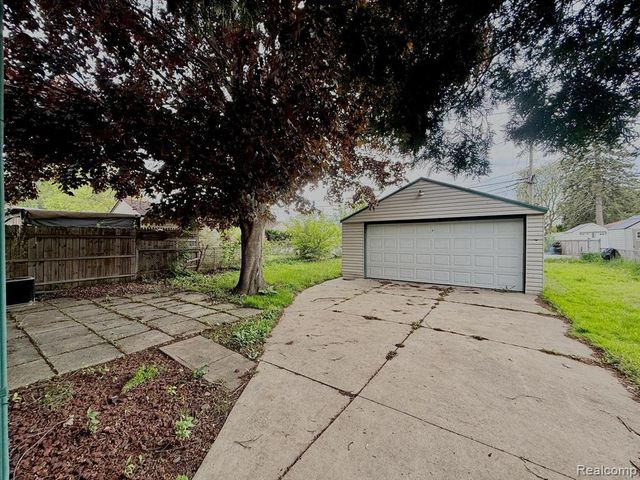 7521 N Silvery Lane, Dearborn Heights, MI 48127