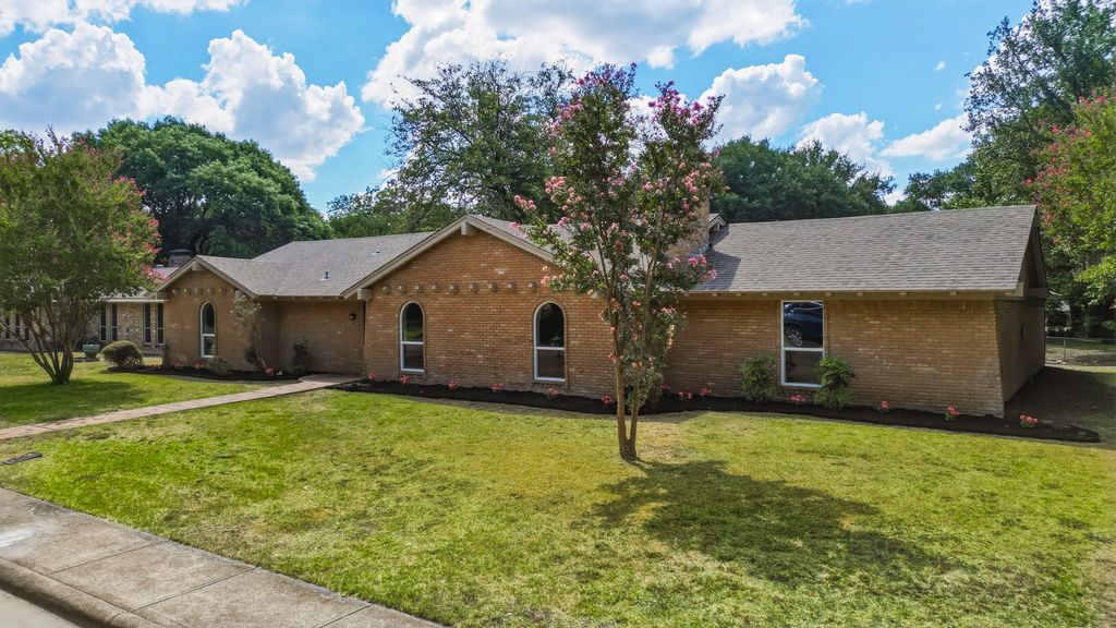 122 Meadowbrook Drive, Desoto, TX 75115 — exterior