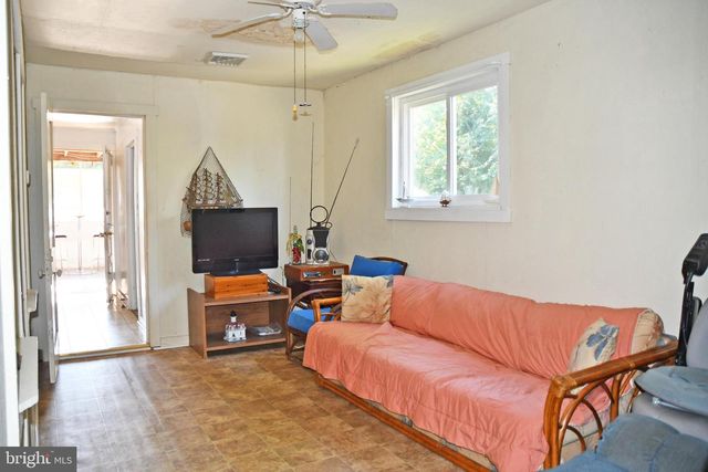 2 GLENWOOD ST, Earleville, MD 21919