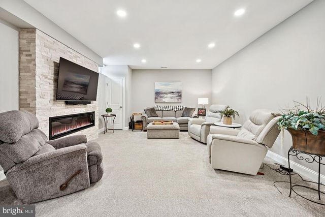 625 TOURNAMENT DR, Moorestown, NJ 08057