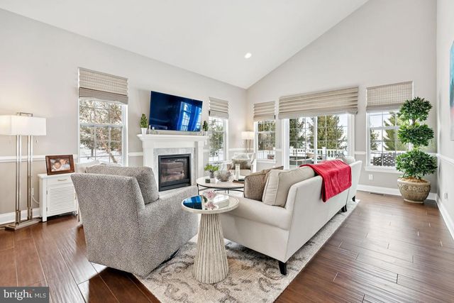 625 TOURNAMENT DR, Moorestown, NJ 08057