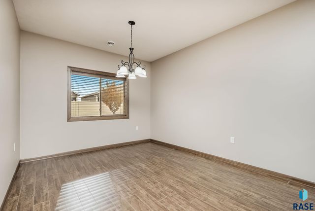 719 E 73rd St Street, Sioux Falls, SD 57108