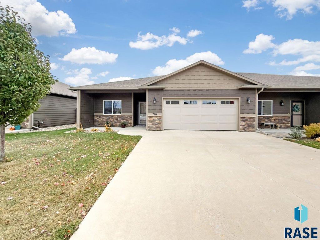 719 E 73rd St Street, Sioux Falls, SD 57108