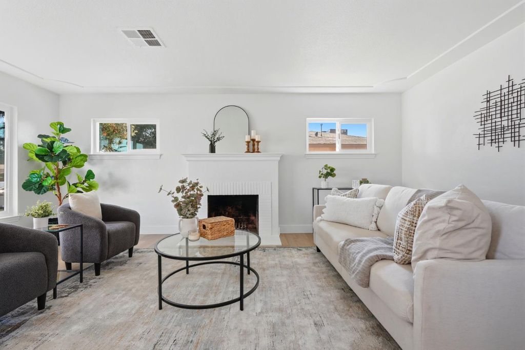 Image 10 of property listing at 3743 N Fresno Street, Fresno, CA 93726