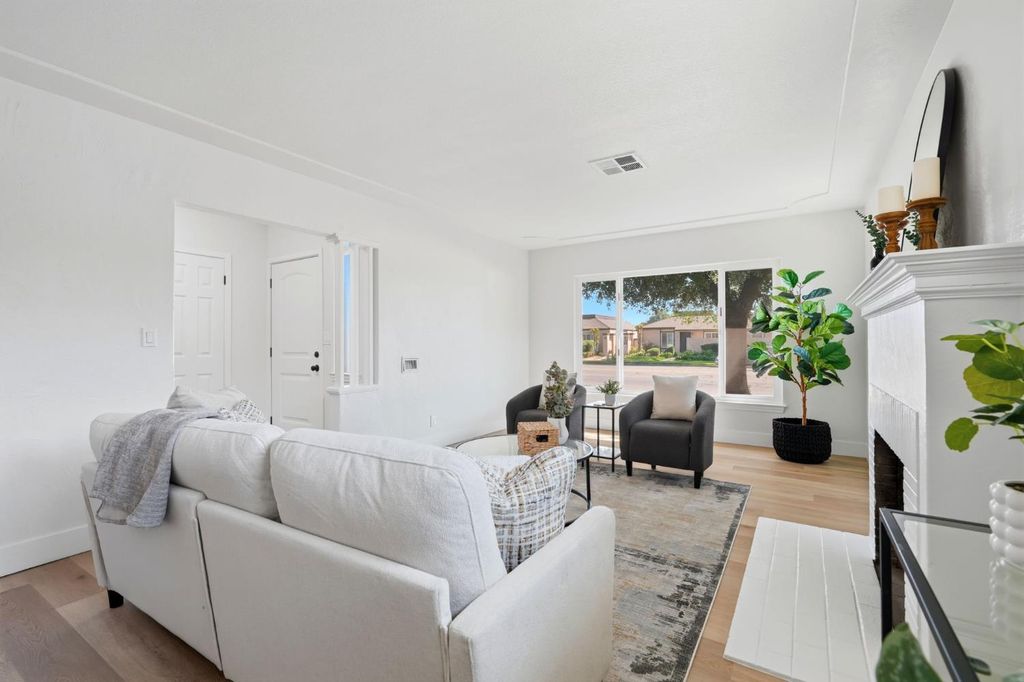 Image 12 of property listing at 3743 N Fresno Street, Fresno, CA 93726