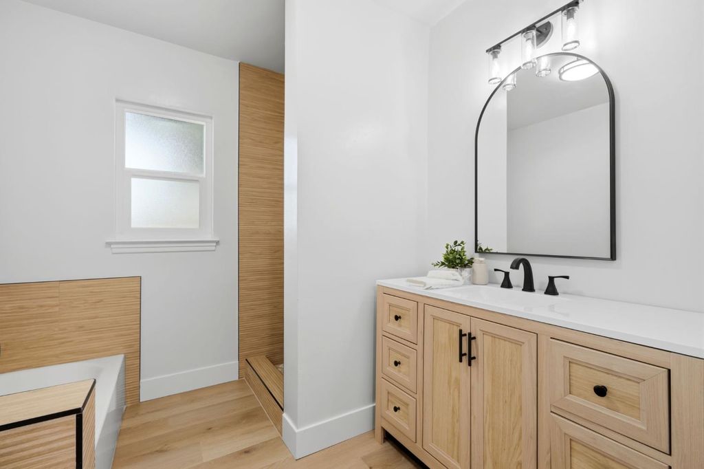 Image 24 of property listing at 3743 N Fresno Street, Fresno, CA 93726