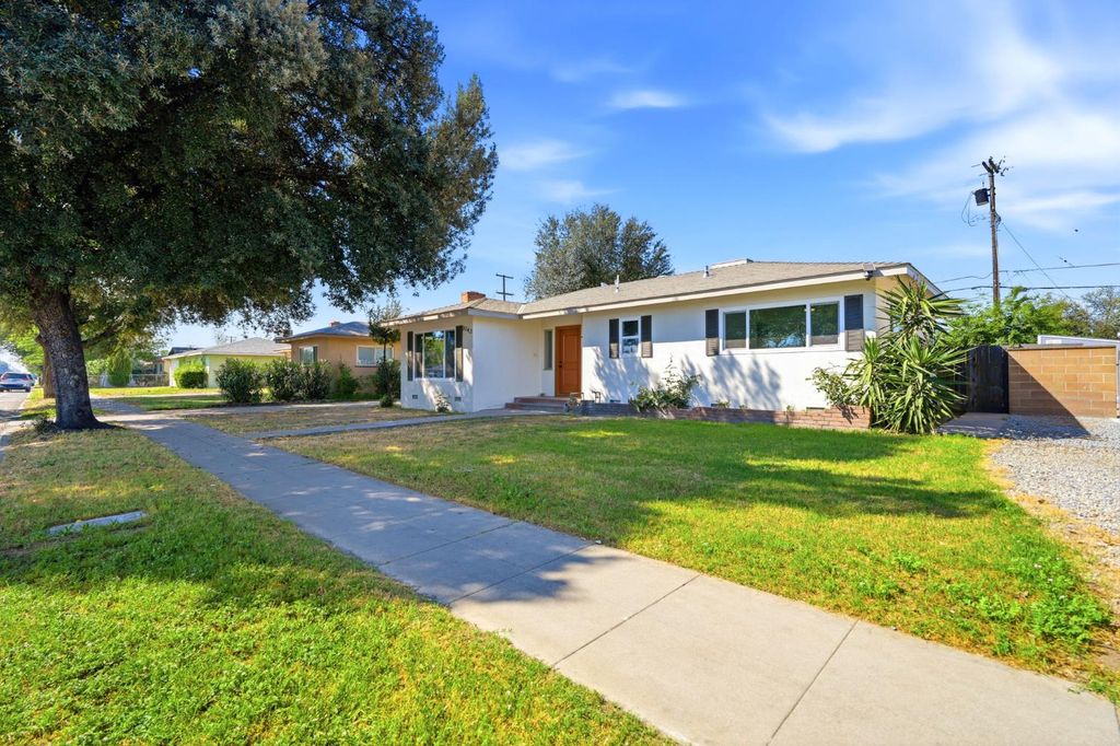 Image 3 of property listing at 3743 N Fresno Street, Fresno, CA 93726