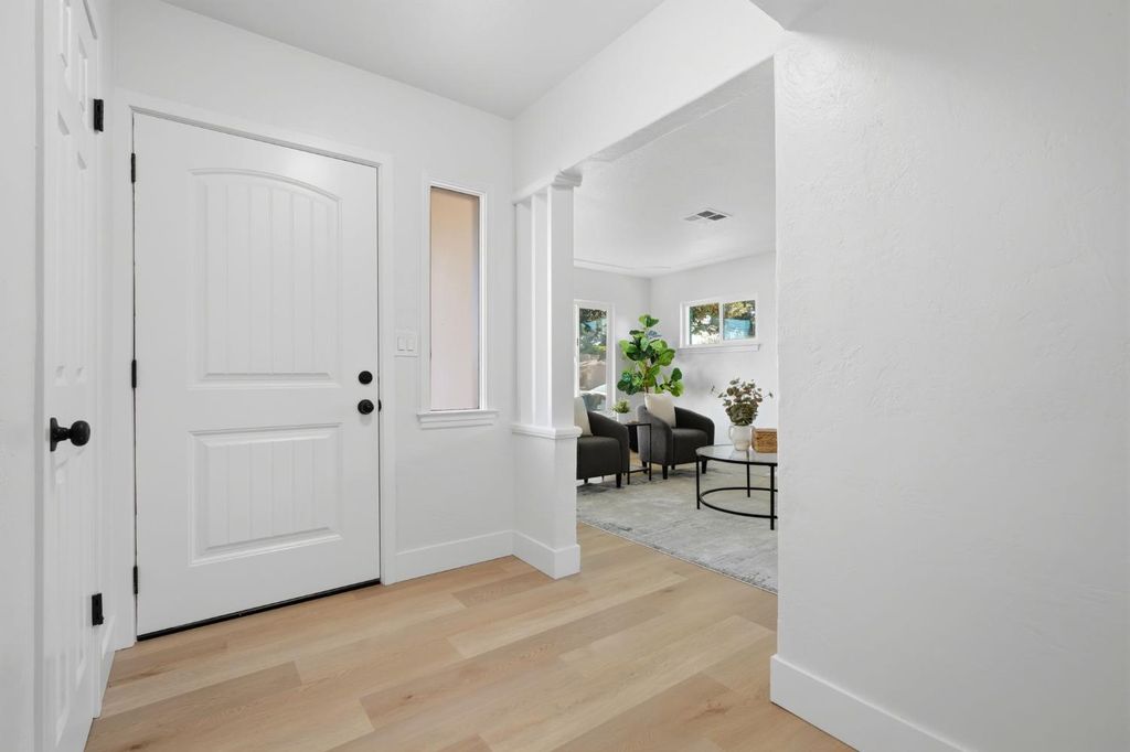 Image 7 of property listing at 3743 N Fresno Street, Fresno, CA 93726