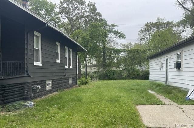 1317 E Muir Avenue, Hazel Park, MI 48030